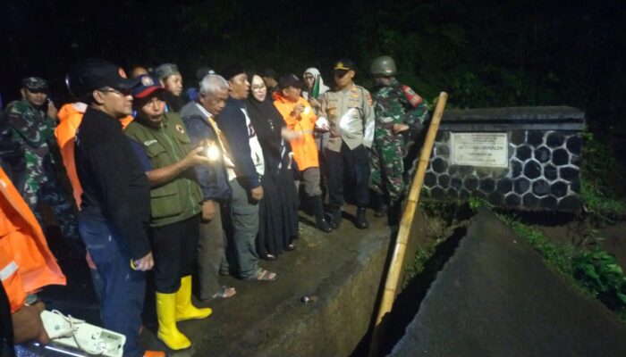 Ai Sugianto Tinjau Jembatan Cidugaleun, Dorong Perbaikan Secepatnya