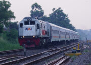 Petugas PJL Selamatkan Nyawa Pejalan Kaki di Perlintasan Kereta Api Sebidang Laswi