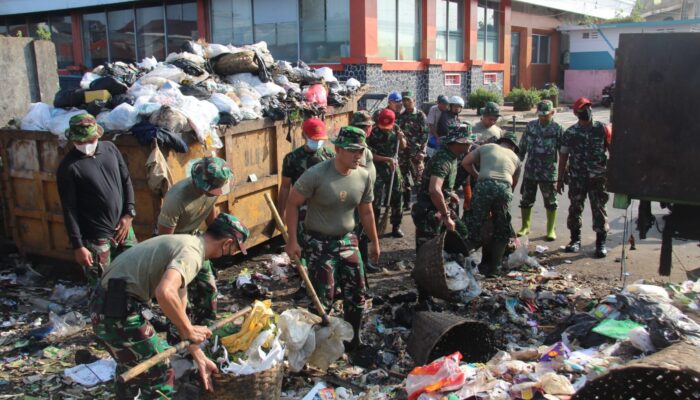 Satgas Tasik Resik Tim Kodim 0612/Tsm dan Sub Garnisun Gotong Royong