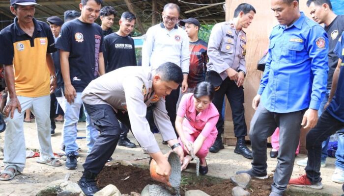 Polisi di Sukabumi Perbaiki Rumah Warga Kurang Mampu