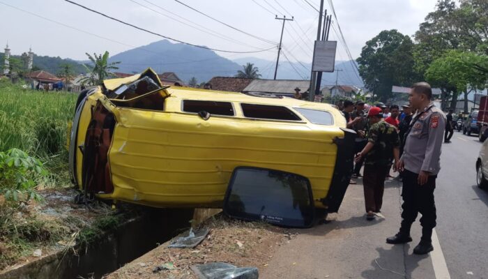 Diserempet Mobil, Angdes Terguling di Pamoyanan, Belasan Terluka
