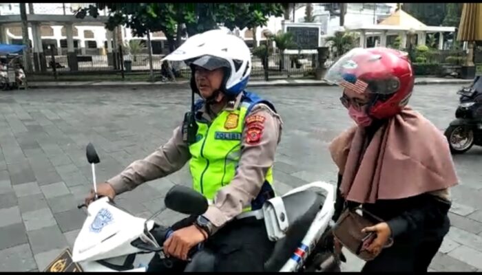 Ngidam, Ibu Muda Ingin Dibonceng Motor Patroli Polisi