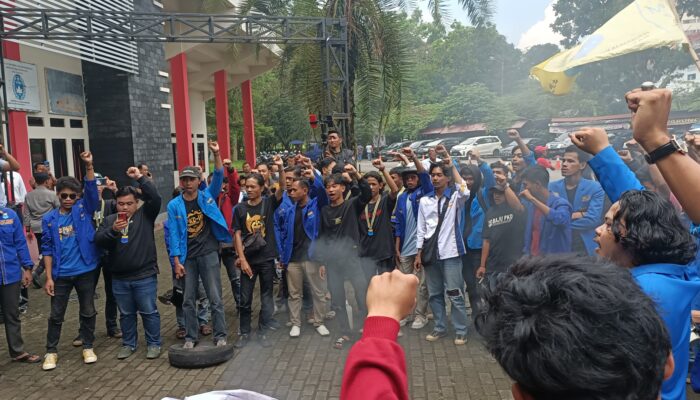 Aksi Mahasiswa di Acara Halal Bilhalal Pemkot-Pemkab Tasik