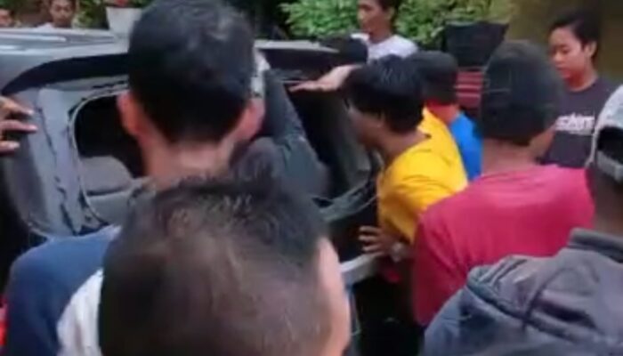 Diduga Tabrak Lari, Mobil Wuling Dikejar Warga
