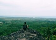 Menikmati Keindahan Kebun Karet dan Laut dari Gunung Batu