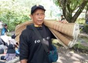 Berkah Musim Liburan bagi Tukang Sewa Tikar Cipanas Galunggung