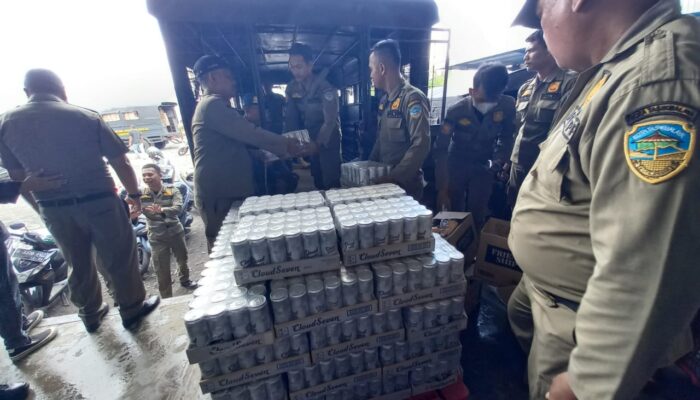 Tim Gabungan Gerebek Sebuah Gudang di Kota Tasik, Ada Miras 9.432 Botol