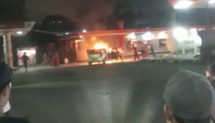 Mobil Terbakar di SPBU Mangkubumi