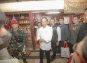 Warga Pasar Cihapit Kota Bandung Antusias Sambut Jokowi