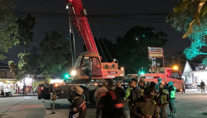 Pemkot Bandung Bongkar Sejumlah Reklame Ilegal