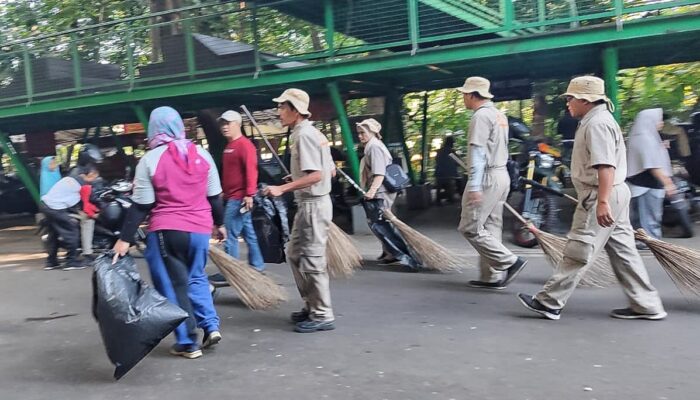 Kawasan Hutan Kota Babakan Siliwangi Dibersihkan Aparat Pemerintahan dan Warga