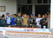 Sepuluh Ribu Lebih Botol Miras di Kota Tasik Digilas Stoom