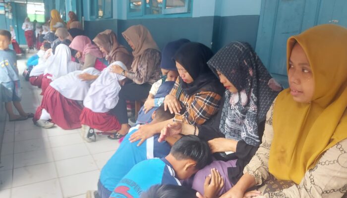 Pelajar SDN 3 Gunung Lipung Tasik Basuh Kaki Orang Tua