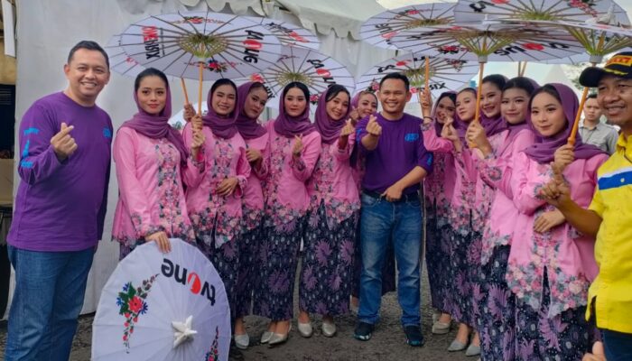 OnePrix Tasik, Umbrella Girl Kenakan Kebaya Bordir dengan Payung Geulis