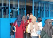 Toko Alat Tulis Diserbu Pembeli, Pengelola Berlakukan Belanja Bergiliran