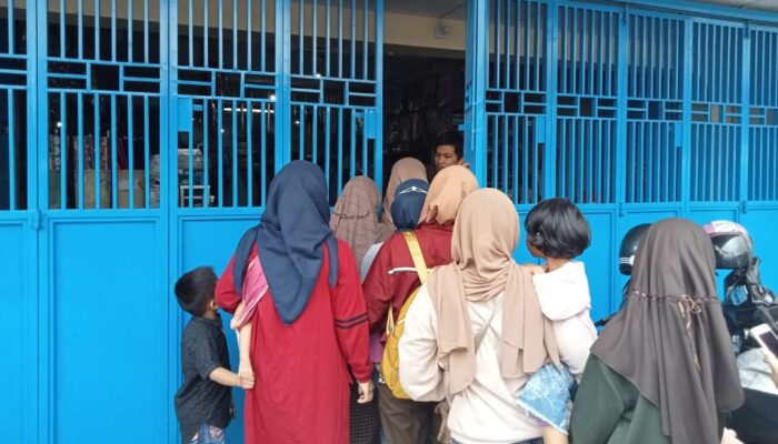 Toko Alat Tulis Diserbu Pembeli, Pengelola Berlakukan Belanja Bergiliran