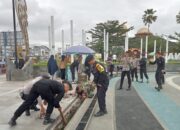 Polres Tasikmalaya Bersama TNI dan Brimob Bersihkan Taman Alun-alun Singaparna