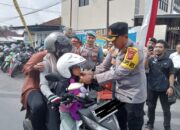 Selain Mengimbau, Kapolres Tasikmalaya Juga Bagi-Bagi Helm Pada Pengendara