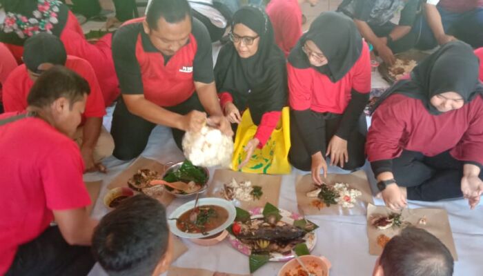 “Ngaliwet” Jadi Bentuk Syukur Perayaan HUT ke-78 RI SMAN 1 Pelabuhanratu