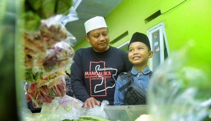 Uu Ruzhanul Temui Anak Kelas 4 SD Penjual Sayuran, Ajarkan Mandiri dan Kerja Keras