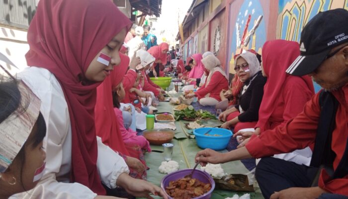 Warga Pasar Sindanglaya Bandung Botram Sepanjang 78 meter