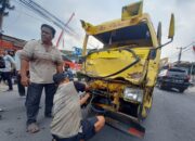 Truk Tabrakan dengan Truk di Jalan Martadinata