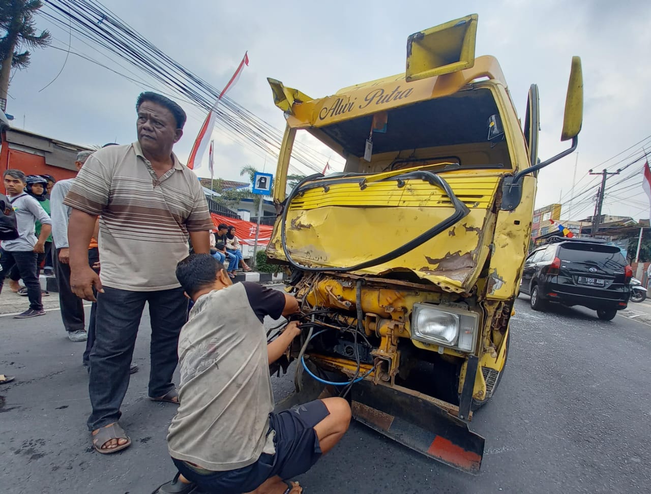 Truk Tabrakan Dengan Truk Di Jalan Martadinata Kapol Id