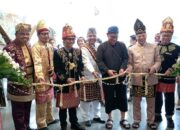 Ada Apa? Karyawan PT Pos Indonesia Pakai Pakaian Adat Daerah