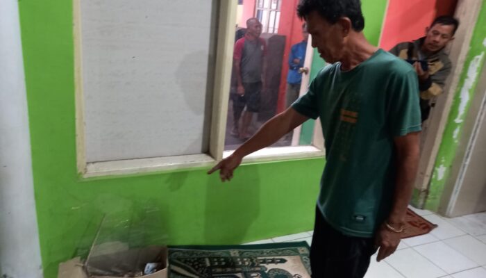Mabuk Miras, Pelaku Diduga Rusak Kaca Masjid Al Hidayah Cikiara