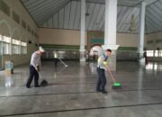 Bersih-bersih di Masjid Besar Singaparna, Didoakan Dapat Ganjaran