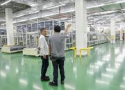 Penjabat Gubernur Jabar Dampingi Jokowi Tinjau Pabrik Baterai Mobil Listrik di Karawang