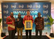 Penjabat Bupati Maybrat, Bernhard E Rondonuwu Terima Penghargaan Best Future Leader of Indonesia 2023 dari Seven Media Asia