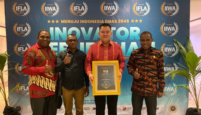 Penjabat Bupati Maybrat, Bernhard E Rondonuwu Terima Penghargaan Best Future Leader of Indonesia 2023 dari Seven Media Asia