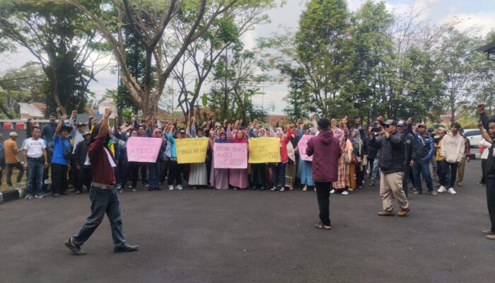 Warga Desa Tanjungsari Tuntut Inspektorat Percepat Proses Dugaan Korupsi Pemdesnya