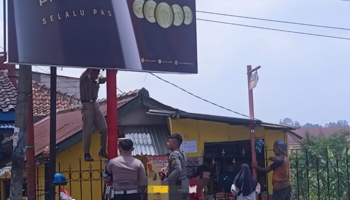 CIANJUR: Warga Geram, Reklame Miras di Cipanas Akhirnya Dibongkar