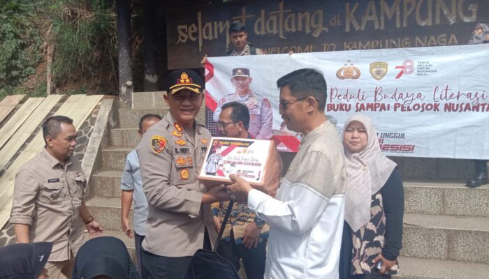 Peduli Literasi, Polres Tasikmalaya Bagikan Buku Bacaan pada Siswa SD