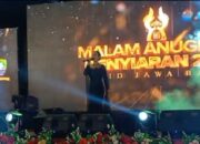 Bupati Sumedang dan Gubernur Terima Penghargaan Anugerah Penyiaran 2023 KPID Jawa Barat