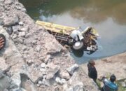 CIANJUR: Truk Muatan Pasir Terjun ke Sungai, Sempat Tabrak Tembok