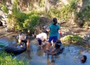 Air Makin Mengering, Warga Cigalontang Mandi dan Nyuci di Sungai Ciwulan