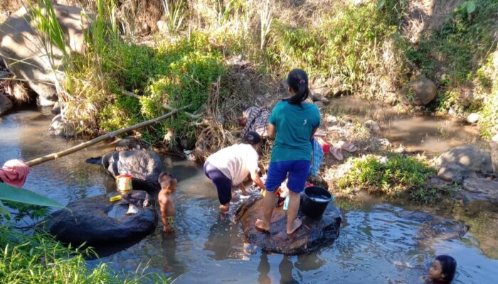 Air Makin Mengering, Warga Cigalontang Mandi dan Nyuci di Sungai Ciwulan