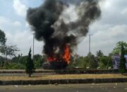 Mobil Terbakar, Asap Mengepul di Jalan Pemda Kabupaten Tasik