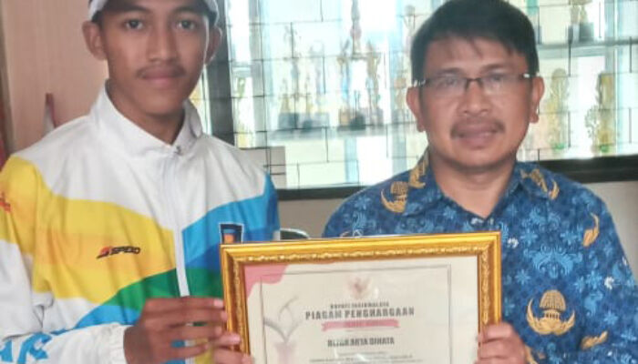 Refan Arta Dinata Borong Juara, Kebanggaan SMAN 1 Jatiwaras