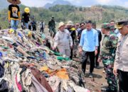 Bey Machmudin Tinjau Kondisi Sampah Limbah Garmen di Pantai Cibutun di Sukabumi