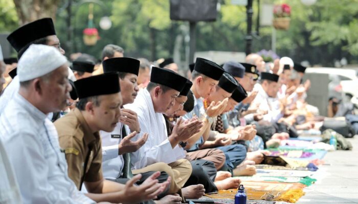 Salat Minta Hujan Secara Berjemaah Dilakukan ASN Pemkot Bandung
