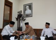 Pedang Bambu K. H. Zainal Musthafa Diperkenalkan pada Ganjar Pranowo
