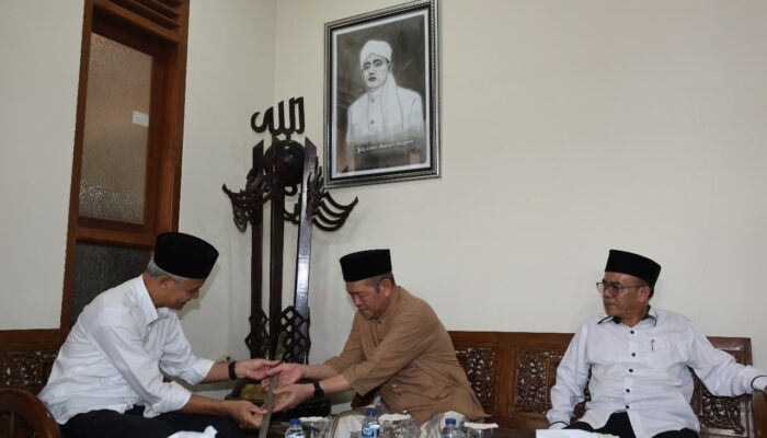 Pedang Bambu K. H. Zainal Musthafa Diperkenalkan pada Ganjar Pranowo