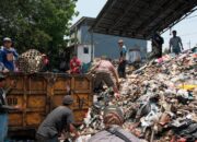 Jelang Hari Santri Nasional, Banser Kota Bandung Kerja Bakti di TPS Pagarsih