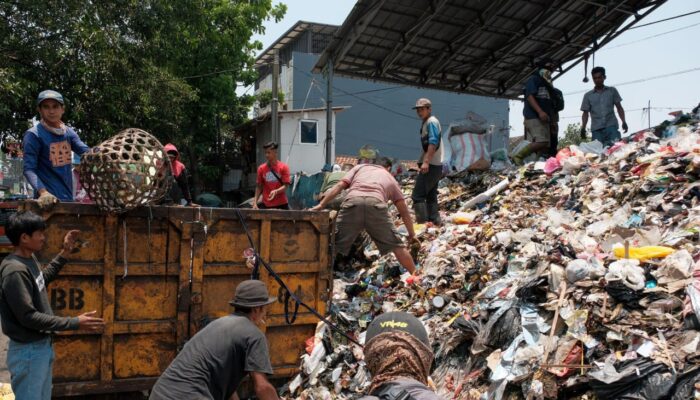 Jelang Hari Santri Nasional, Banser Kota Bandung Kerja Bakti di TPS Pagarsih