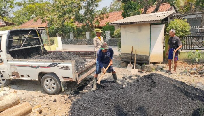 SUMEDANG: Kades Babakanasem bareng Warga Perbaiki Jalan Kandangasih, Bertahun-tahun Rusak