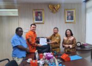 Bernhard Serahkan Rancangan Peraturan Bupati Maybrat ke Kemendagri